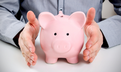 Controlling credit - checklist man showcasing a piggy bank