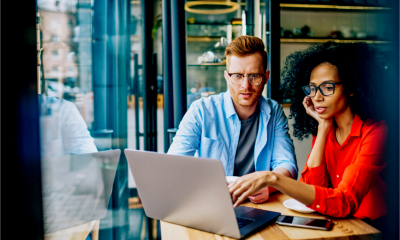 An accountant expains to a client how her MTD-compliant software works