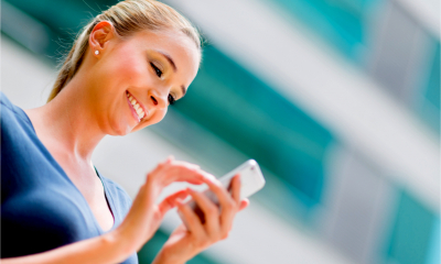A smiling woman uses the ANNA Business Tools on her phone