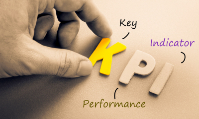 a man places the letters KPI on a desk